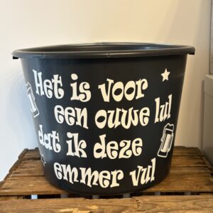 Emmer 'Het is voor een ouwe lul dat ik deze emmer vul'